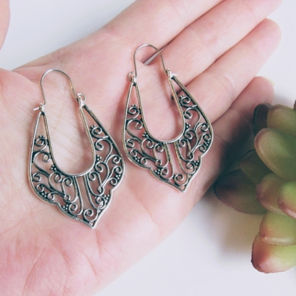 SILVER SCROLL SWIRL DROP ANTIQUE INSPIRED SILVER FILIGREE CUT OUT EARRING - Picture 5 of 5